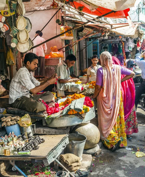 Vrouwen kopen kleurrijke slingers op de straatmarkt — Stockfoto