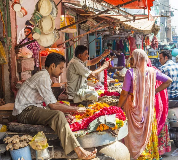 Women buy colorful garlands at the street market — Stock Photo, Image