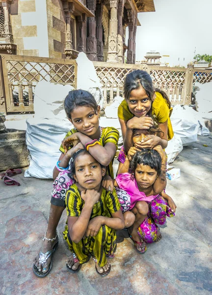 Młode dziewczyny dumnie stanowią na rynku pozagiełdowym w jodhpur — Zdjęcie stockowe