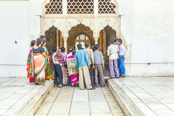 People visit  Hall of Private Audience or Diwan I Khas at the La — Stock Photo, Image