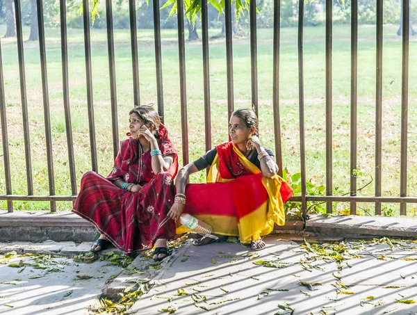 Mujeres sentadas en el suelo en el complejo de la fortaleza roja — Foto de Stock