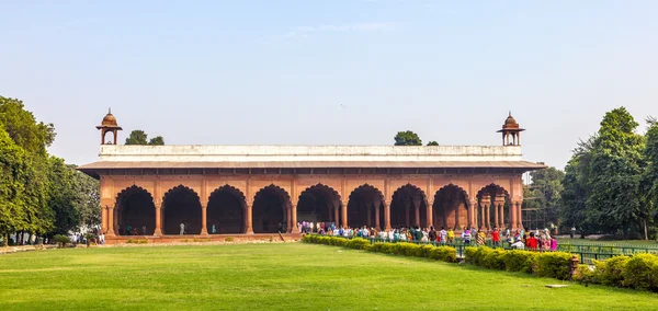People visit the Red Fort in Delhi — Stock Photo, Image