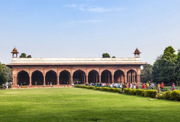 Mensen bezoeken het rode fort in delhi — Stockfoto