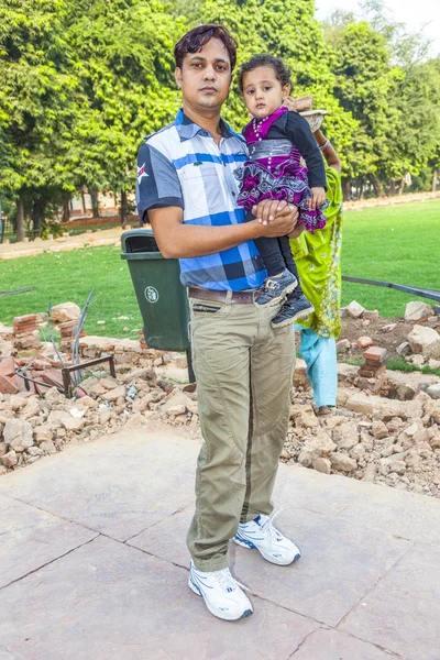 Indier vormt met zijn kind — Stockfoto