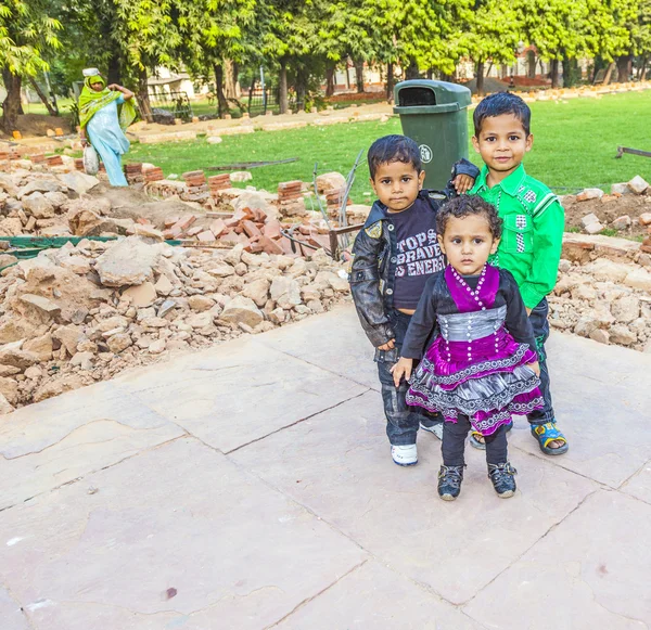 Group of indian children smiles and poses  for camera — Stock Photo, Image