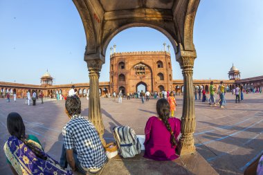 d'jama masjid Camisi avlusunda kulları kalan grup