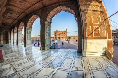 d'jama masjid Camisi avlusunda kulları kalan grup