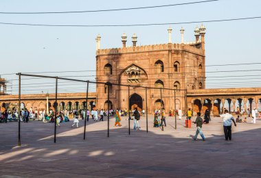 d'jama masjid Camisi avlusunda kulları kalan grup