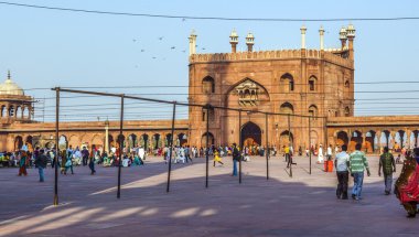 d'jama masjid Camisi avlusunda kulları kalan grup