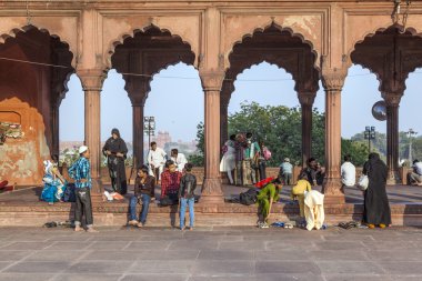 d'jama masjid Camisi avlusunda kulları kalan grup