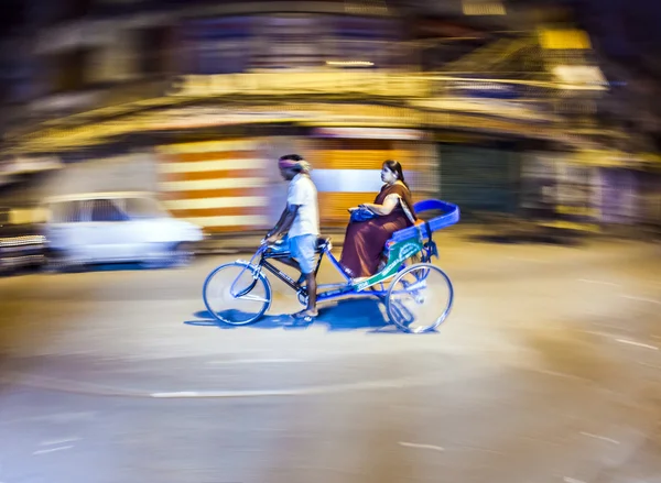 Senior homme transport dans vieux tricycle rickshaw une dame — Photo