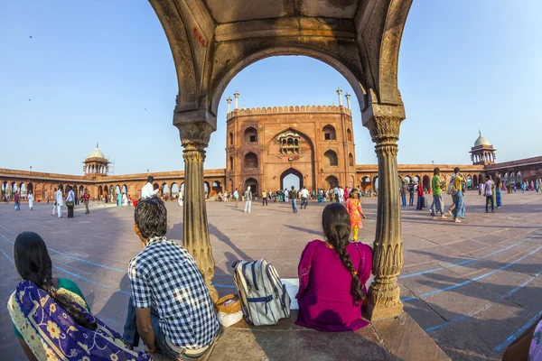 d'jama masjid Camisi avlusunda kulları kalan grup