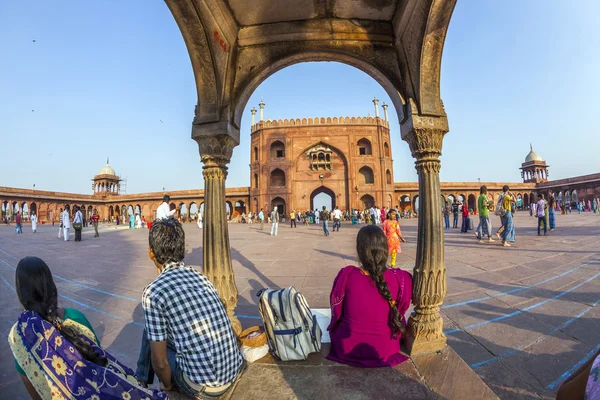 Group of worshipers rest on courtyard of Jama Masjid Mosque in D — Stock Photo, Image