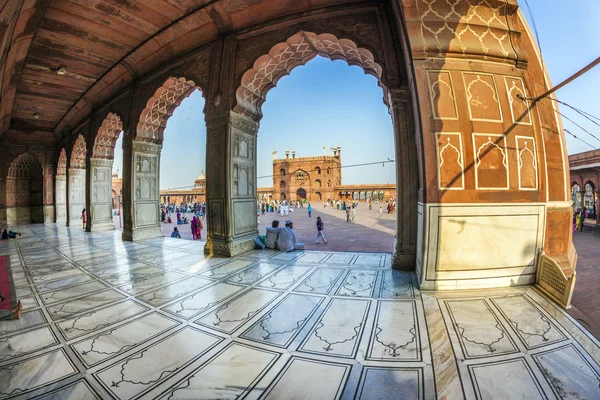 Grupo de adoradores descansam no pátio da Mesquita Jama Masjid em D — Fotografia de Stock