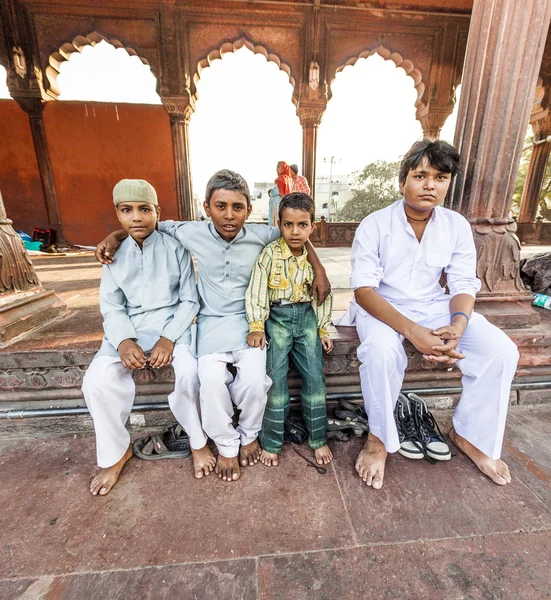 Grupo de adoradores descansam no pátio da Mesquita Jama Masjid em D — Fotografia de Stock