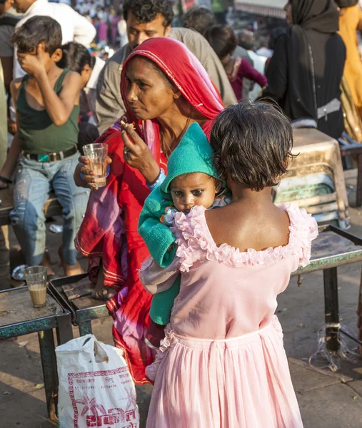 Young girl holds her baby sister in the arm at the Meena Bazaar — Stock Photo, Image