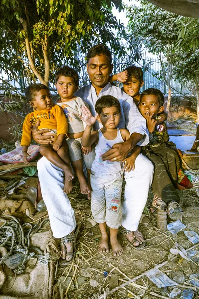 Гордый отец позирует со своими детьми на базаре — стоковое фото