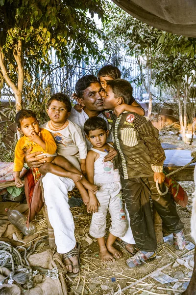 El orgulloso padre posa con sus hijos en el bazar — Foto de Stock