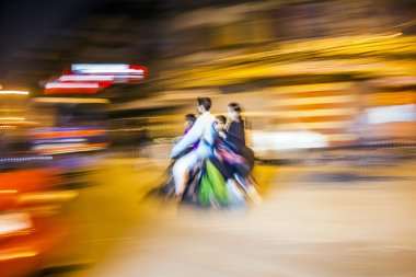  Komuta sizde motorlu bisiklet ailecek taşımaktadır.