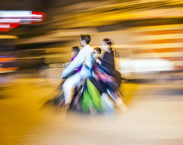 Senior man transports on motor bike the whole family — Stock Photo, Image