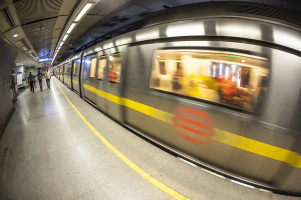 Pessoas na estação de metro em Delhi — Fotografia de Stock