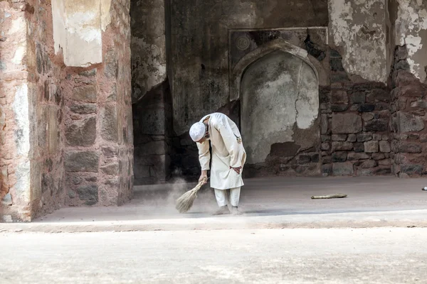 Les gens travaillent à la tombe de Humayun — Photo