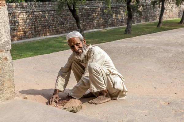 La gente trabaja en la tumba de Humayun — Foto de Stock