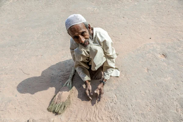 Menschen arbeiten am Grab von Humayun — Stockfoto