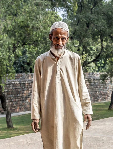 Hombre tribal musulmán usando taqiyah tradicional y galabia — Foto de Stock