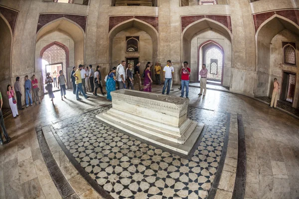 Insanlar humayuns mezarı ziyaret edin. — Stok fotoğraf