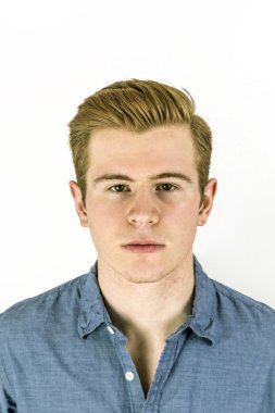 stüdyoda poz Kızıl saçlı güzel çocuk