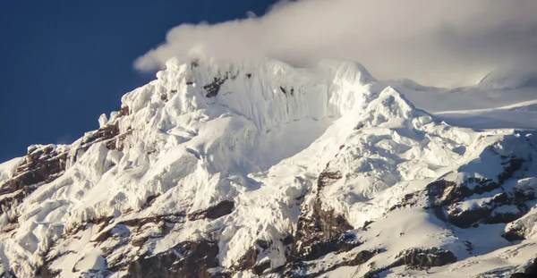 Снігу capped такі вершини як Антісана вулкана, Еквадор — стокове фото