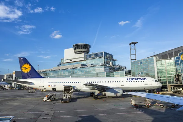 Lufthansa letadla stojí u terminálu 1 — Stock fotografie