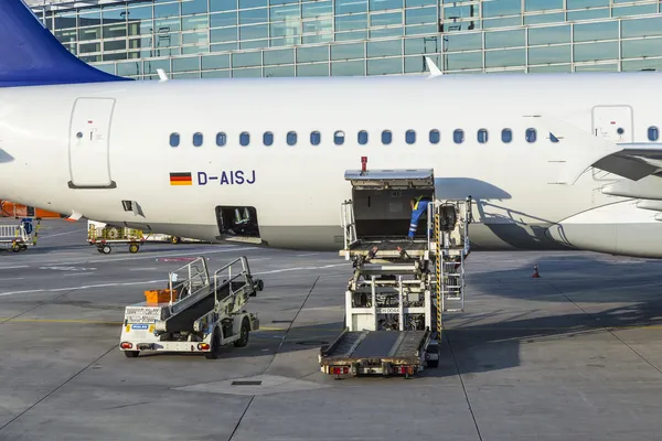 Personas cargan Lufthansa Aeronaves con carga en la terminal 1 — Foto de Stock