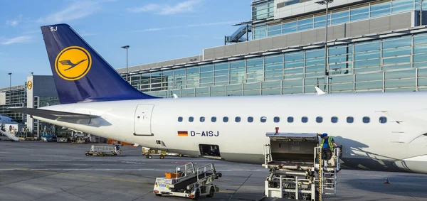 Lufthansa Aviones de pie en la terminal 1 — Foto de Stock