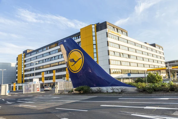 L cartel de cola instalado en Tor 21 en la sede de Lufthansa en Fran — Foto de Stock