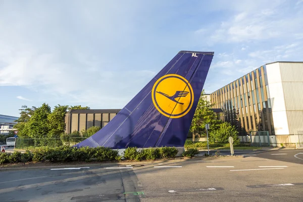 L panneau arrière installé à Tor 21 au siège de Lufthansa à Fran — Photo