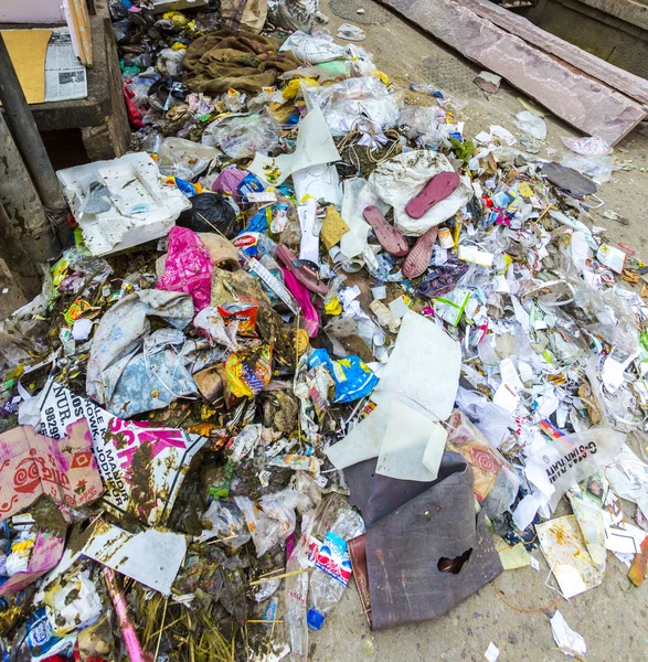 Strooisel en vuilnis in de straat in jodhpur — Stockfoto