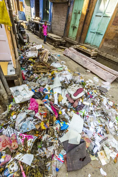 Skräp och sopor på gatan i jodhpur — Stockfoto