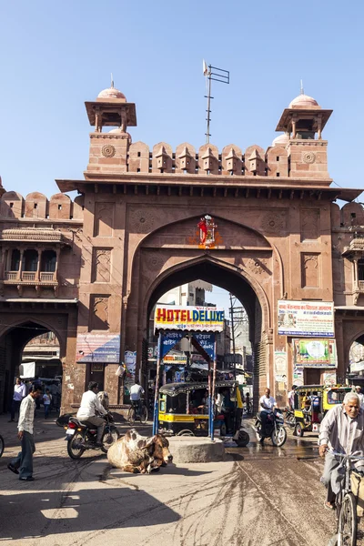 Pessoas no portão da cidade velha em Bikaner — Fotografia de Stock