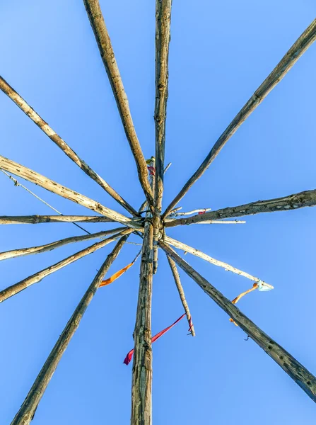 Tipee stakes och färgband visas mot en blå himmel — Stockfoto