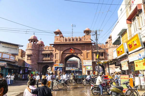 People at the old city gate in Bikaner — Stock Photo, Image