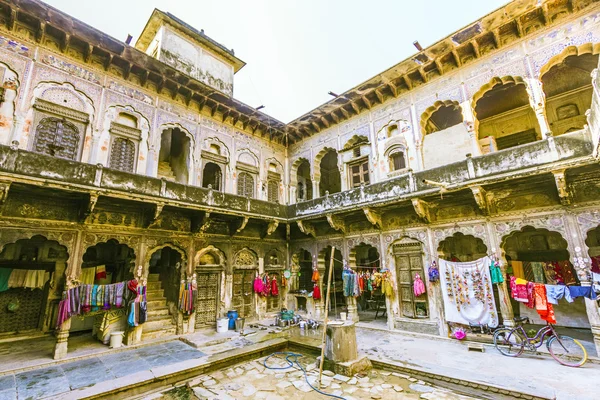 Persone in bella vecchia haveli a Mandawa — Foto Stock