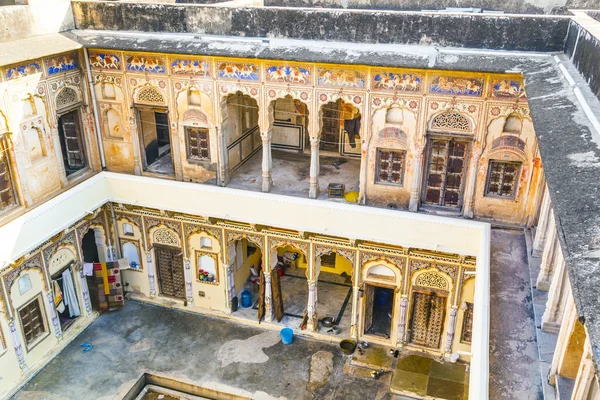 People in beautiful old haveli in Mandawa — Stock Photo, Image