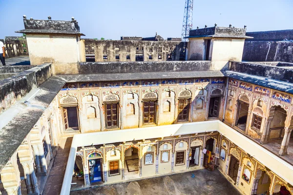 People in beautiful old haveli in Mandawa — Stock Photo, Image