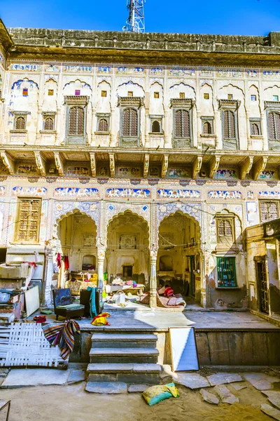 Les gens dans le beau vieux haveli à Mandawa — Photo