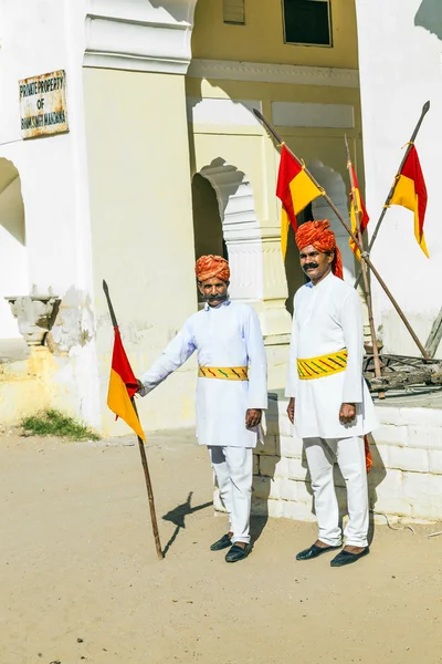 Rajasthani man met heldere rode tulband en borstelige snor poses f — Stockfoto