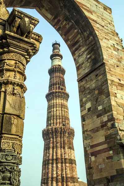 Qutub Minar Tower ou Qutb Minar, o minarete de tijolo mais alto no th — Fotografia de Stock