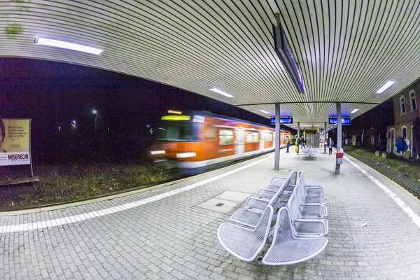 Chegada de trem na estação de trem no início da manhã — Fotografia de Stock