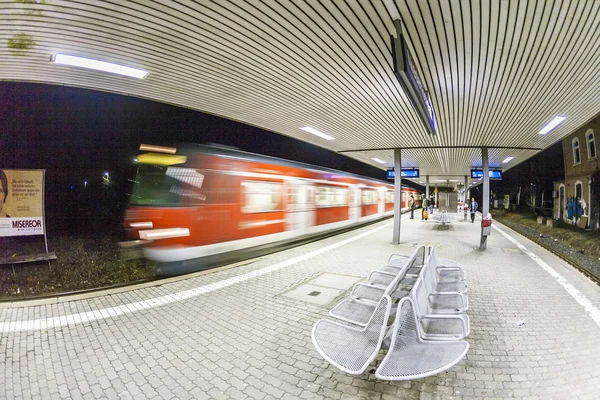 Chegada de trem na estação de trem no início da manhã — Fotografia de Stock